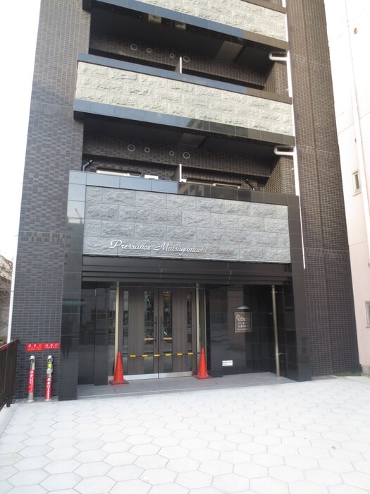 物件外観写真2　(エントランス部分)