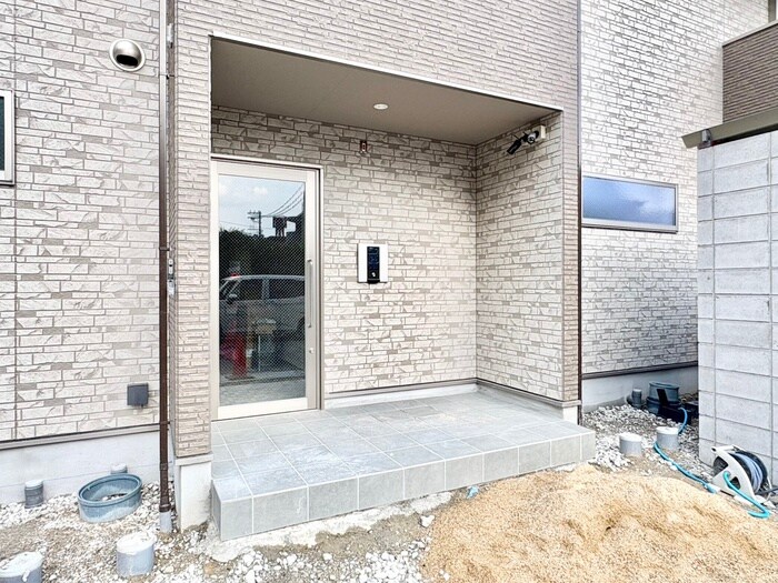 物件外観写真3　(エントランス部分)