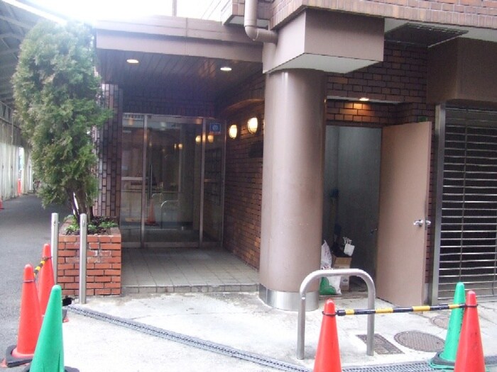 物件外観写真2　(エントランス部分)