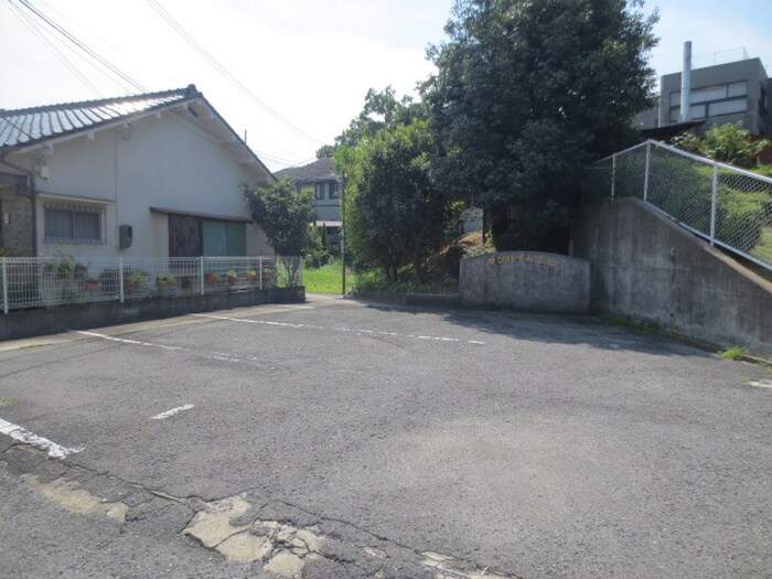 物件外観写真4　(駐車場)