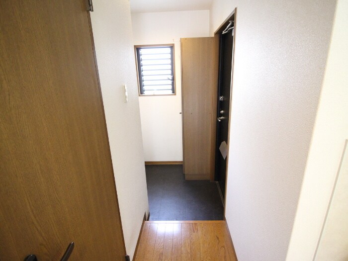 物件内観写真13　(玄関)