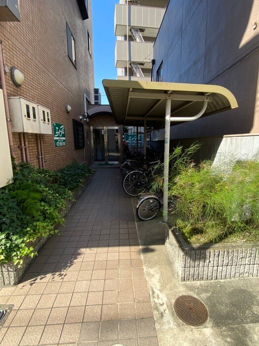 物件外観写真3　(エントランス部分)