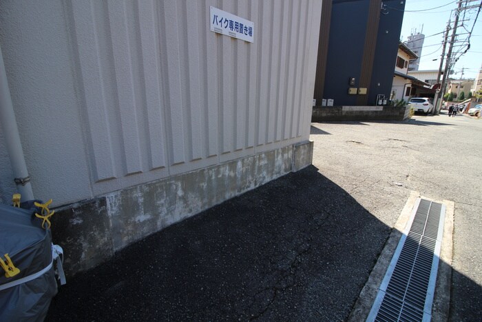 物件外観写真4　(バイク置き場)