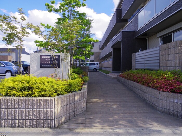 物件外観写真2　(エントランス部分)