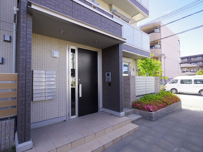 物件外観写真3　(エントランス部分)