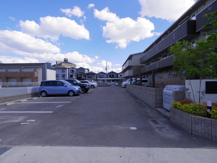 物件外観写真4　(駐車場)