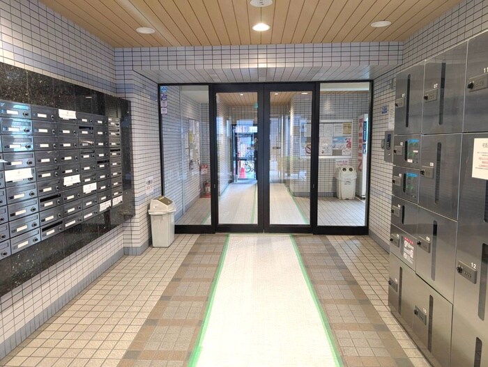 物件外観写真2　(エントランス部分)