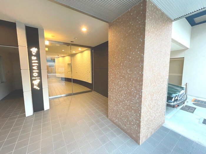 物件外観写真2　(エントランス部分)