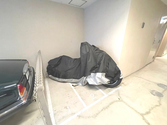 物件外観写真4　(バイク置き場)