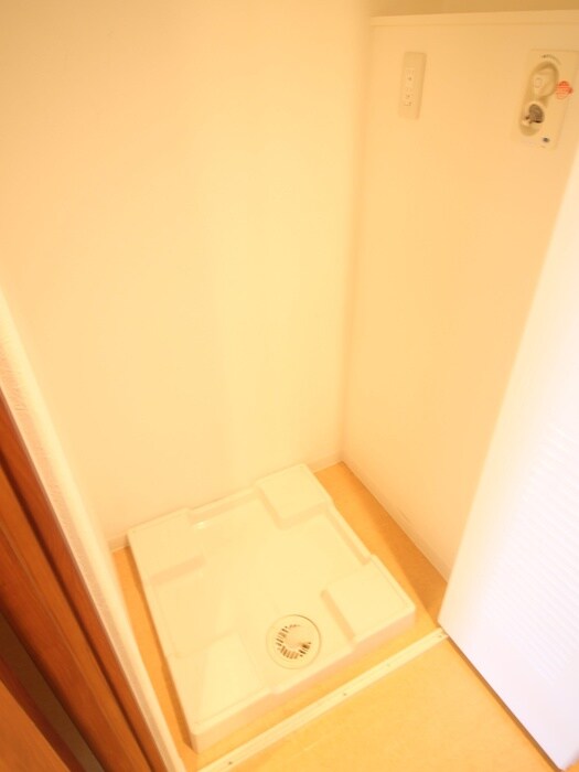 物件内観写真10　(洗濯機置場)