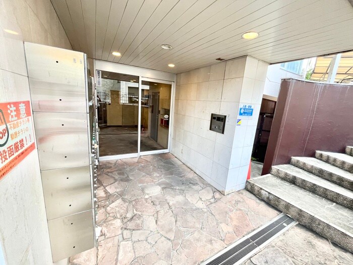 物件外観写真3　(エントランス部分)
