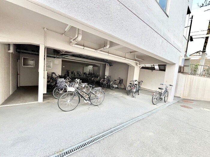物件外観写真4　(駐輪場)