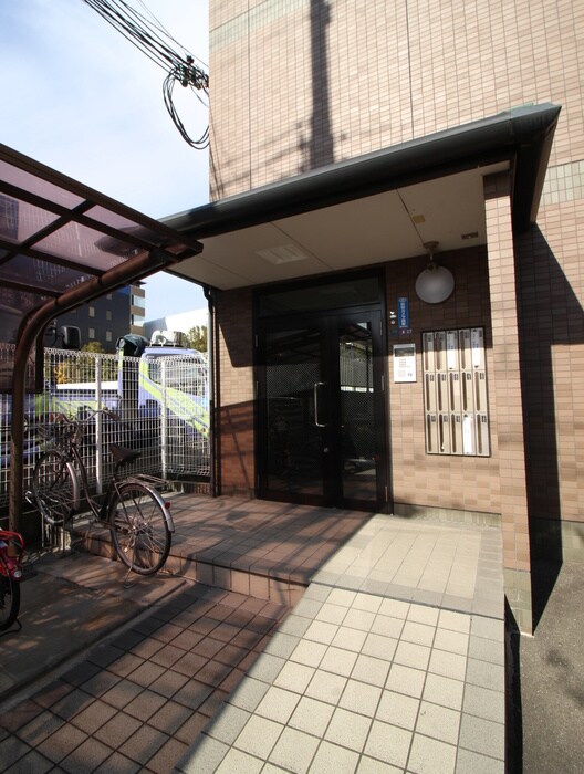 物件外観写真2　(エントランス部分)