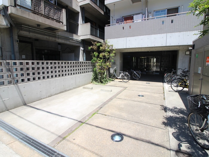 物件外観写真3　(エントランス部分)