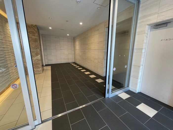 物件外観写真2　(エントランス部分)