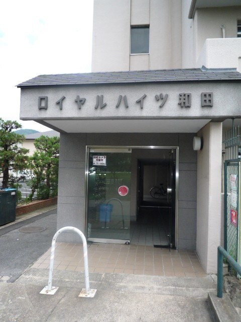 物件外観写真2　(エントランス部分)