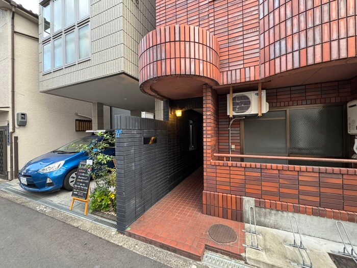 物件外観写真2　(エントランス部分)