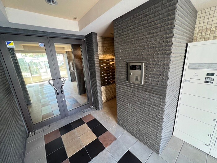 物件外観写真3　(エントランス部分)