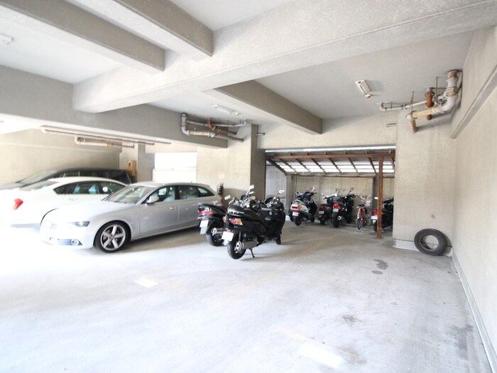 物件外観写真4　(バイク置き場)