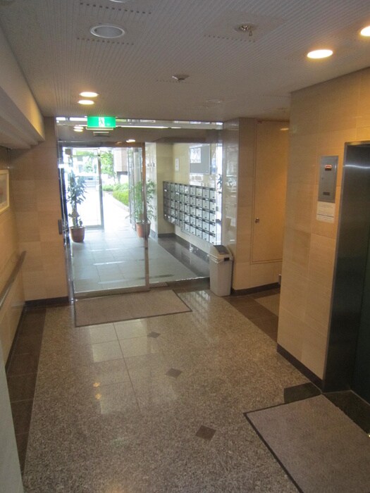 物件外観写真3　(エントランス部分)