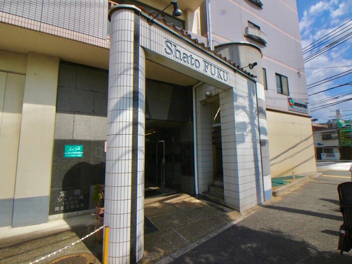 物件外観写真3　(エントランス部分)