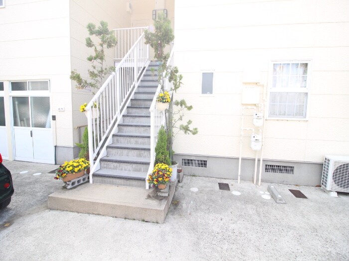 物件外観写真3　(エントランス部分)