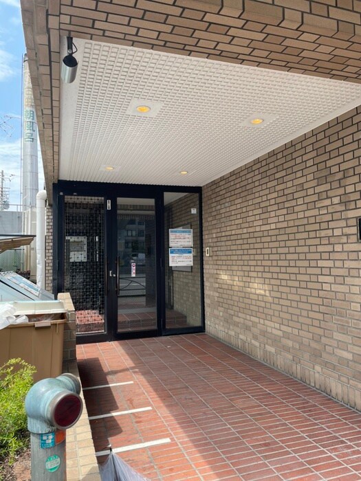 物件外観写真4　(エントランス部分)