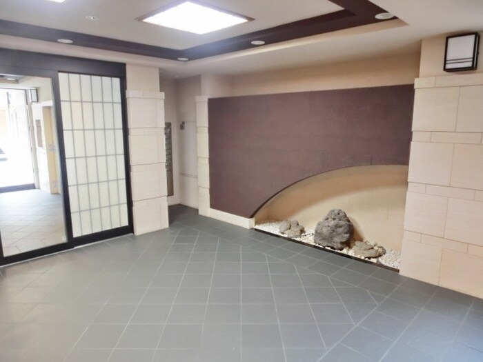 物件外観写真2　(エントランス部分)