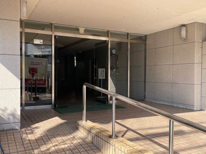 物件外観写真4　(エントランス部分)