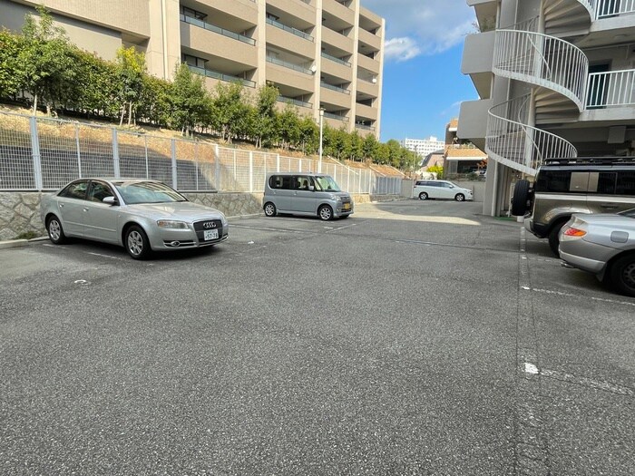 物件外観写真5　(駐車場)