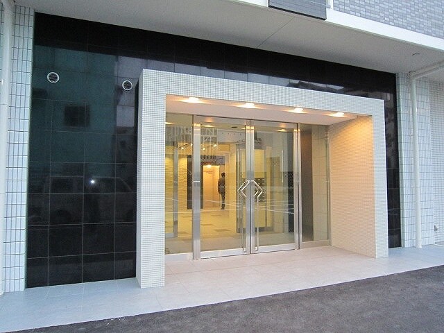 物件外観写真2　(エントランス部分)