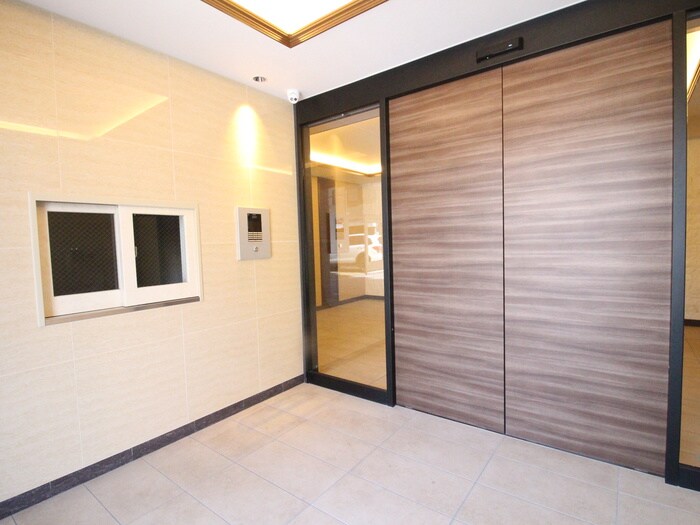 物件外観写真2　(エントランス部分)