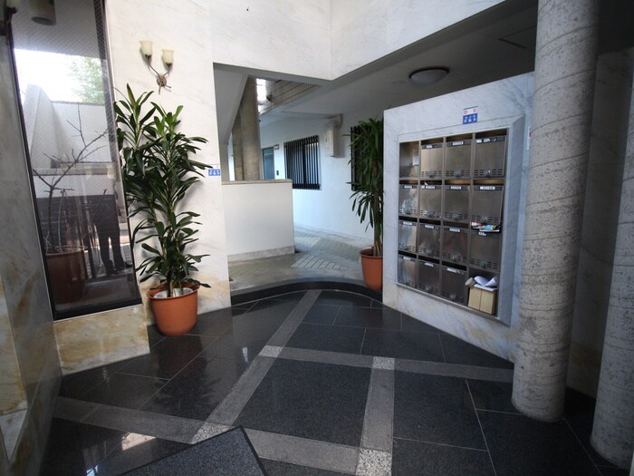 物件外観写真3　(エントランス部分)