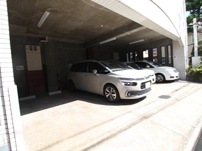 物件外観写真5　(駐車場)