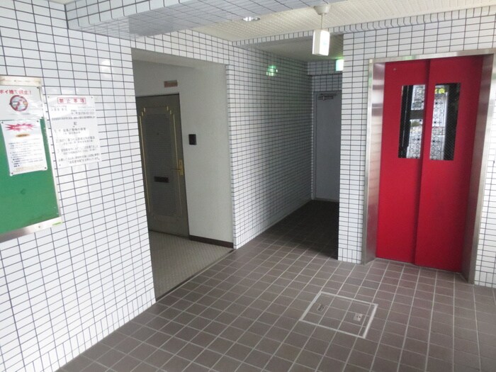 物件外観写真3　(エントランス部分)