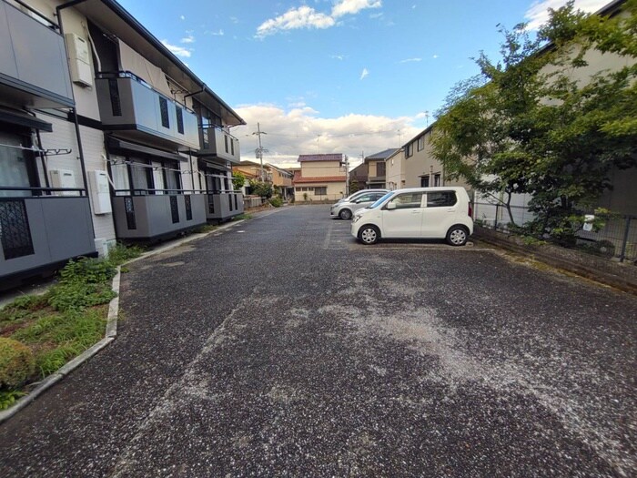 物件外観写真4　(駐車場)