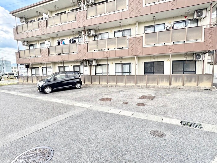 物件外観写真2　(駐車場)