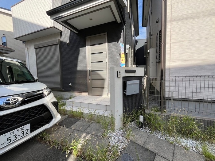 物件外観写真2　(エントランス部分)