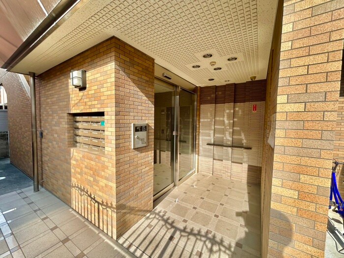 物件外観写真3　(エントランス部分)