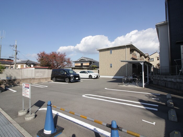 物件外観写真4　(駐車場)