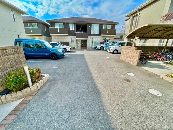 物件外観写真2　(駐車場)