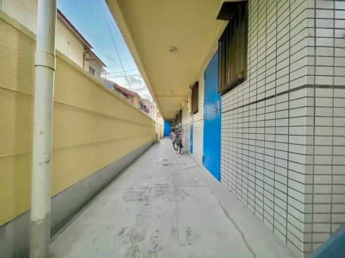 物件外観写真3　(エントランス部分)