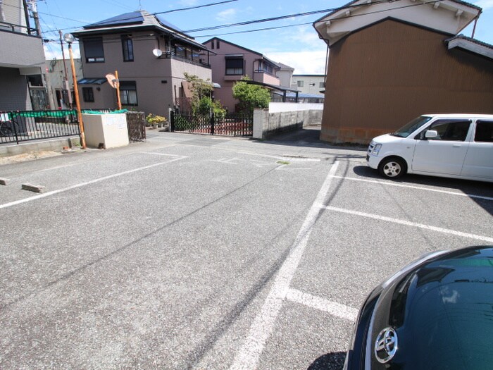 物件外観写真6　(駐車場)