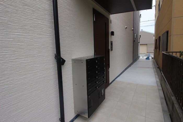 物件外観写真3　(エントランス部分)