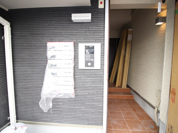 物件外観写真6　(エントランス部分)