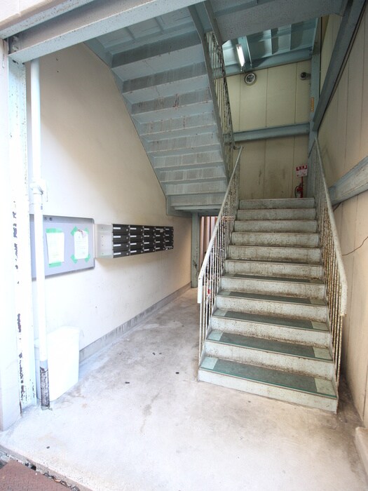 物件外観写真4　(エントランス部分)