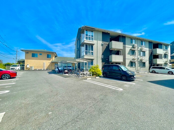 物件外観写真3　(駐車場)