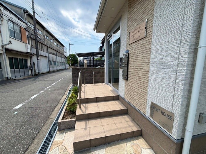 物件外観写真2　(エントランス部分)
