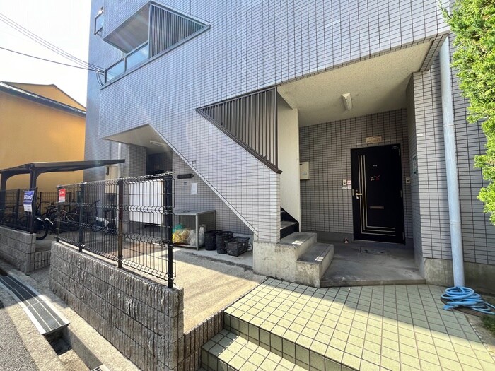 物件外観写真3　(エントランス部分)