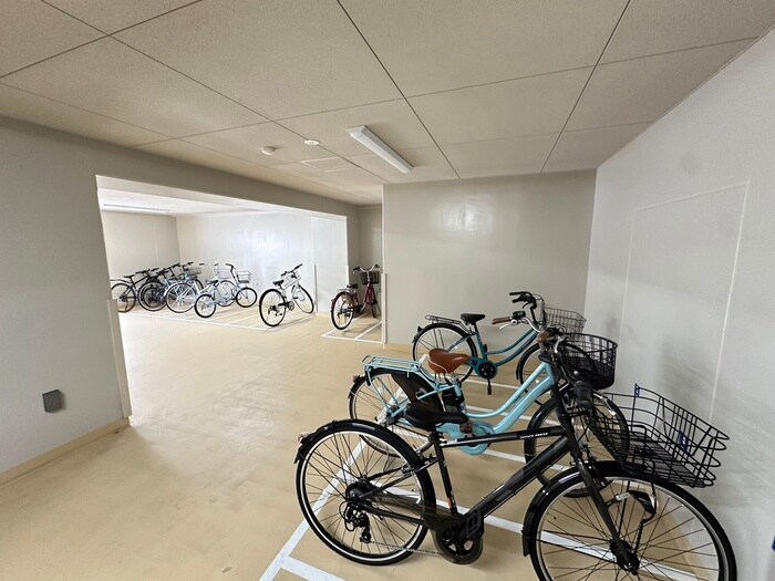 物件外観写真4　(駐輪場)